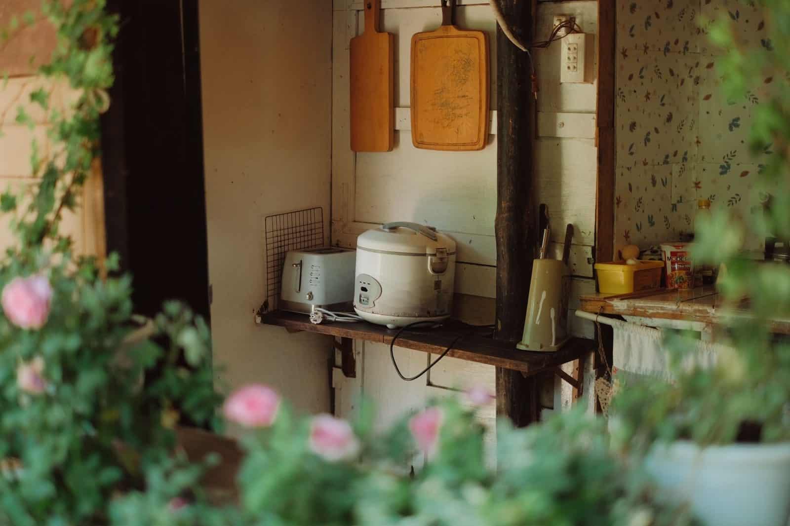 작은 주방 조리대 위에 놓인 밥솥 예시 사진